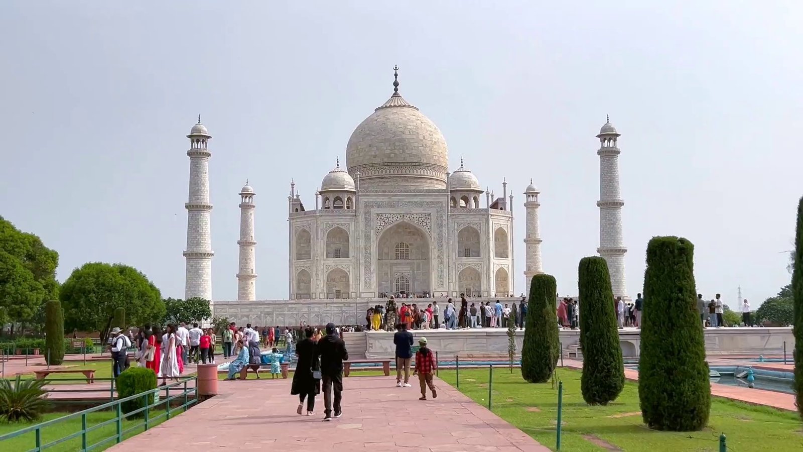 Taj Mahal par ghoomte log